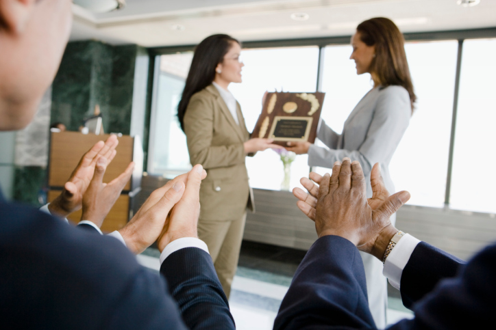How to Recognize Outstanding Employee Performance
