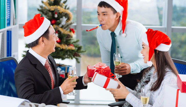 5 Gift-Giving Tips for Showing Your Team You’re Thankful On a Budget