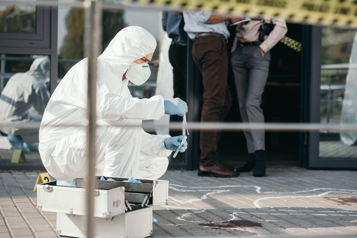 what does forensic investigator do
